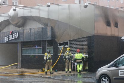 Los bomberos de Burgos en plena intervención en la calle Soria, en el edificio de la Big Bolera.