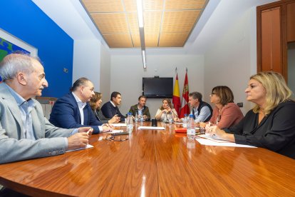 Un momento de la reunión interpalamentaria del PP en la sede de la formación en la calle Calzadas con Borja Suárez y Cristina Ayala, entre otros cargos públicos.