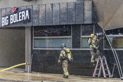 Los Bomberos intervienen en el incendio en la Big Bolera.