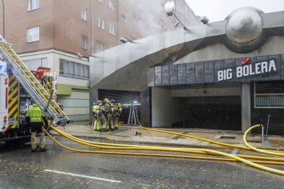 Los Bomberos intervienen en el incendio en la Big Bolera.