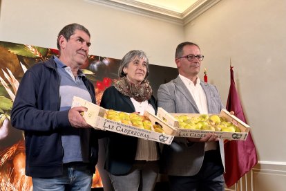 Juan José Gandía junto a la alcaldesa de Cantabrana,Consuelo García, y el diputado Javier Arrollo.