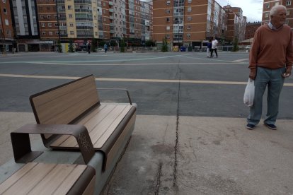 Grietas aparecidas en el pavimento de la plaza Santiago, tras las últimas obras de reparación que acabaron en septiembre de 2021.