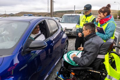 Campaña de concienciación de la DGT y Aspaym en Burgos.