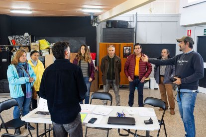 El director de casting de 'Sacamantecas', Aitor Blanco (derecha), junto a un grupo de aspirantes a formar parte de la figuración del filme.