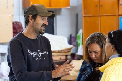 Aitor Blanco, con las aspirantes Beatriz y María José.