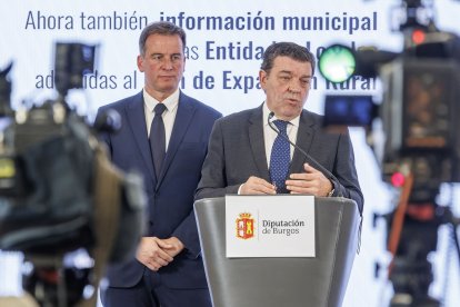 El consejero, Luis Miguel González Gago, y el presidente de la Diputación, Borja Suárez, durante la presentación de la iniciativa.