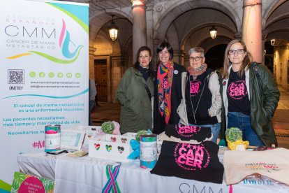 Voluntarias de la Asociación Española de Cáncer de Mama Metastásico (AECMM) en la Plaza Mayor.