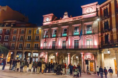 La fachada del Ayuntamiento, de rosa por una buena causa.