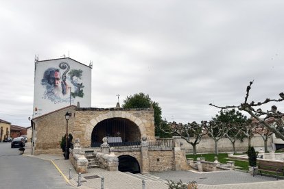 La ermita de San Pedro, ubicada en la plaza del pueblo.