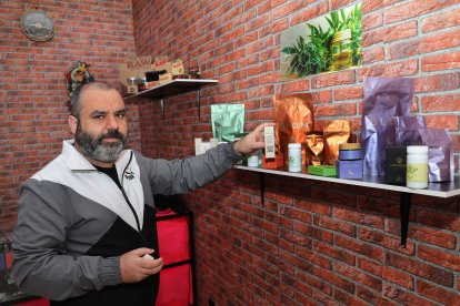 El cannabis como medicina para paliar enfermedades crónicas, en la imagen el propietario de la tienda La bruja del CBD, Andrés Luis Rodriguez,  dedicado a la venta de productos elaborados con cannabis mediciinal