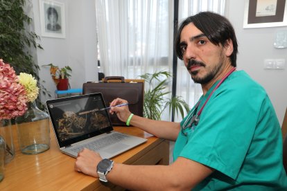 El cannabis como medicina para paliar enfermedades crónicas, en la imagen el doctor Javier Calaveras, que ha investigado sobre el uso medicinal de esta planta