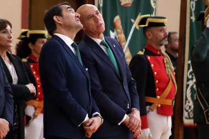 El jefe de la XII Zona de la Guardia Civil, general de Brigada José Antonio Fernández de Luz de las Heras, y el delegado del Gobierno, Nicanor Sen, presiden la celebración de la Virgen del Pilar en León, al que asisten también el alcalde, José Antonio Diez y el consejero de Medio Ambiente, Vivienda y Ordenación del Territorio, Juan Carlos Suárez-Quiñones