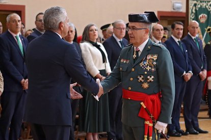 El jefe de la XII Zona de la Guardia Civil, general de Brigada José Antonio Fernández de Luz de las Heras, y el delegado del Gobierno, Nicanor Sen, presiden la celebración de la Virgen del Pilar en León, al que asisten también el alcalde, José Antonio Diez y el consejero de Medio Ambiente, Vivienda y Ordenación del Territorio, Juan Carlos Suárez-Quiñones