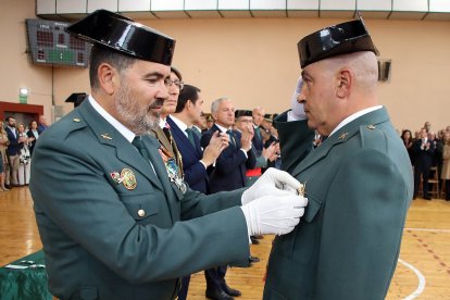 El jefe de la XII Zona de la Guardia Civil, general de Brigada José Antonio Fernández de Luz de las Heras, y el delegado del Gobierno, Nicanor Sen, presiden la celebración de la Virgen del Pilar en León, al que asisten también el alcalde, José Antonio Diez y el consejero de Medio Ambiente, Vivienda y Ordenación del Territorio, Juan Carlos Suárez-Quiñones