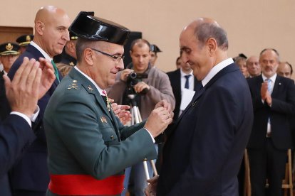 El jefe de la XII Zona de la Guardia Civil, general de Brigada José Antonio Fernández de Luz de las Heras, y el delegado del Gobierno, Nicanor Sen, presiden la celebración de la Virgen del Pilar en León, al que asisten también el alcalde, José Antonio Diez y el consejero de Medio Ambiente, Vivienda y Ordenación del Territorio, Juan Carlos Suárez-Quiñones