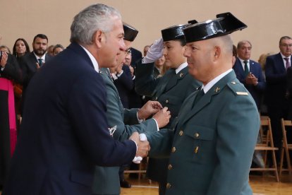 El jefe de la XII Zona de la Guardia Civil, general de Brigada José Antonio Fernández de Luz de las Heras, y el delegado del Gobierno, Nicanor Sen, presiden la celebración de la Virgen del Pilar en León, al que asisten también el alcalde, José Antonio Diez y el consejero de Medio Ambiente, Vivienda y Ordenación del Territorio, Juan Carlos Suárez-Quiñones