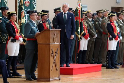 El jefe de la XII Zona de la Guardia Civil, general de Brigada José Antonio Fernández de Luz de las Heras, y el delegado del Gobierno, Nicanor Sen, presiden la celebración de la Virgen del Pilar en León, al que asisten también el alcalde, José Antonio Diez y el consejero de Medio Ambiente, Vivienda y Ordenación del Territorio, Juan Carlos Suárez-Quiñones