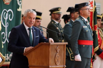 El jefe de la XII Zona de la Guardia Civil, general de Brigada José Antonio Fernández de Luz de las Heras, y el delegado del Gobierno, Nicanor Sen, presiden la celebración de la Virgen del Pilar en León, al que asisten también el alcalde, José Antonio Diez y el consejero de Medio Ambiente, Vivienda y Ordenación del Territorio, Juan Carlos Suárez-Quiñones