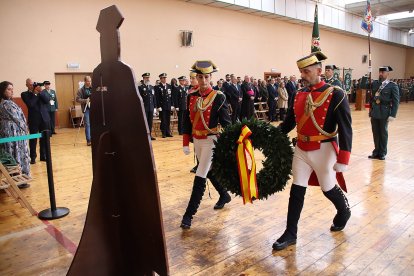 El jefe de la XII Zona de la Guardia Civil, general de Brigada José Antonio Fernández de Luz de las Heras, y el delegado del Gobierno, Nicanor Sen, presiden la celebración de la Virgen del Pilar en León, al que asisten también el alcalde, José Antonio Diez y el consejero de Medio Ambiente, Vivienda y Ordenación del Territorio, Juan Carlos Suárez-Quiñones