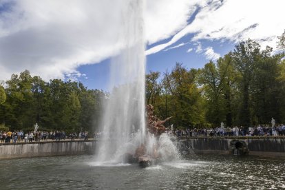 La fuente de Andrómeda del Palacio Real de La Granja (Segovia) se enciende ante el público por primera vez en 80 años.