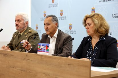 El coronel Francisco Ramírez, Santiago Bello y Mª Cristina Rodríguez, durante la presentación de las jornadas.