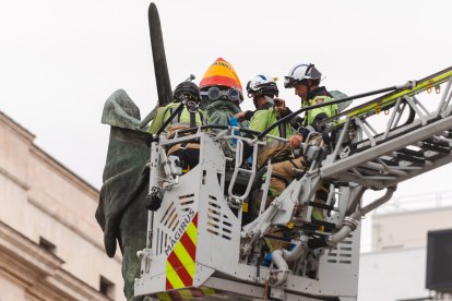 Los bomberos engalanan al Cid en el homenaje a Marta Fernández.