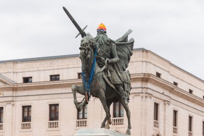 El Cid campeador, a lomos de Babieca, celebrando los éxitos de Marta Fernández.