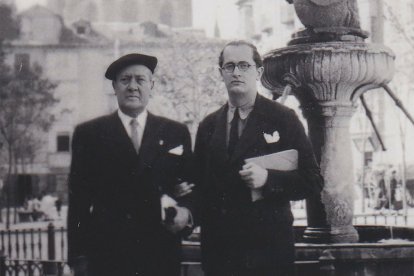 Manuel Machado, acompañado de que sería su secretario personal, José María Zugazaga, junto a la fuente de la Flora en Burgos.