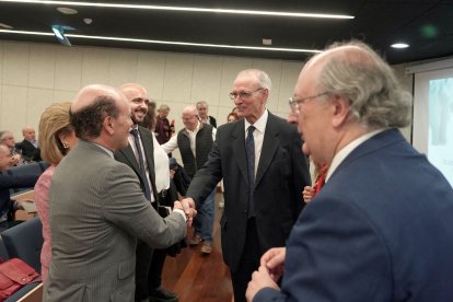 El presidente del CES nacional, Antón Costas Comesaña, presenta un informe sobre el sistema sanitario en España junto a la directora general de Planificación Sanitaria, Investigación e Innovación de la Junta, Sonia Martín Pérez, y al presidente del CES de Castilla y León, Enique Cabero, durante la jornada 