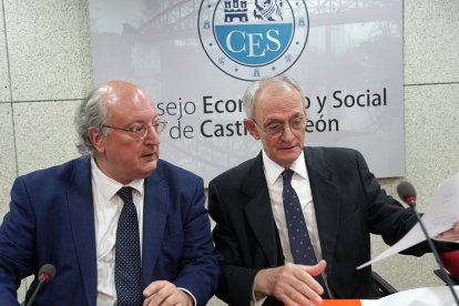 El presidente del CES nacional, Antón Costas Comesaña, presenta un informe sobre el sistema sanitario en España junto a la directora general de Planificación Sanitaria, Investigación e Innovación de la Junta, Sonia Martín Pérez, y al presidente del CES de Castilla y León, Enique Cabero, durante la jornada 