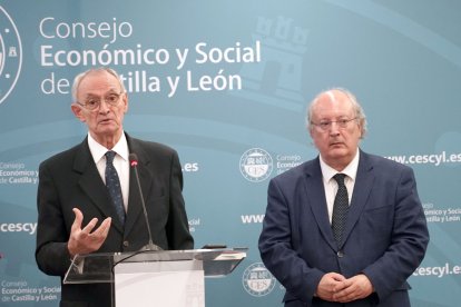 El presidente del CES nacional, Antón Costas Comesaña, presenta un informe sobre el sistema sanitario en España junto a la directora general de Planificación Sanitaria, Investigación e Innovación de la Junta, Sonia Martín Pérez, y al presidente del CES de Castilla y León, Enique Cabero, durante la jornada 