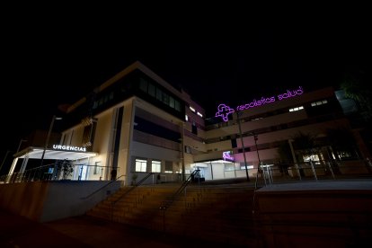 Fachada del hospital Recoletas iluminada de color rosa.