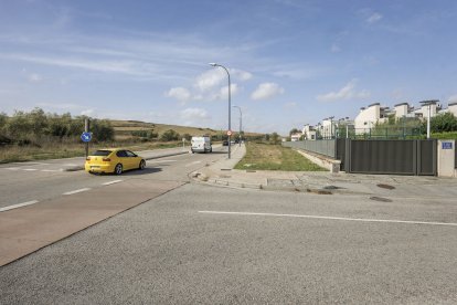 A partir de este cruce, a la altura de la calle Gumiel de Izán, el bulevar pasa de dos carriles de circulación (incluido el carril bus) a uno.