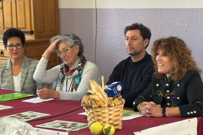 Las representantes de Afammer con el alcalde y la concejala de Cultura de Vadocondes