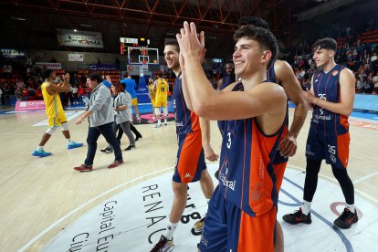 Jaume Lobo celebra con el público la victoria ante Estudiantes.