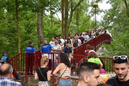 El acceso a La Quinta por la pasarela frente al campo de fútbol de El Plantío fue problemático.