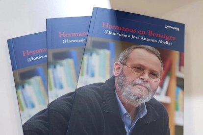 Ejemplares de 'Hermanos en Benaiges'.