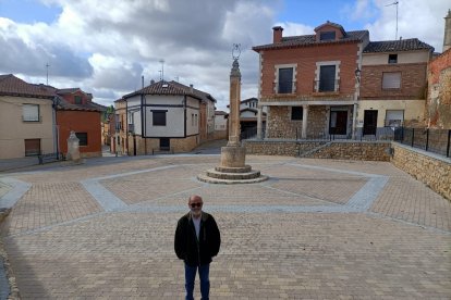 El alcalde posa en la reformada plaza de Zazuar