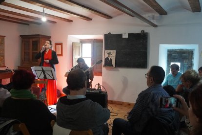 Ana Herrán y Daniel Fuerte, en plena actuación en la Escuela de Bañuelos.