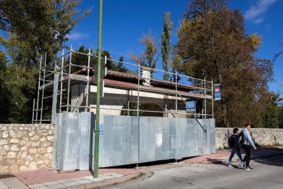 Puerta de acceso al Parral, tapada por las obras en el interior.