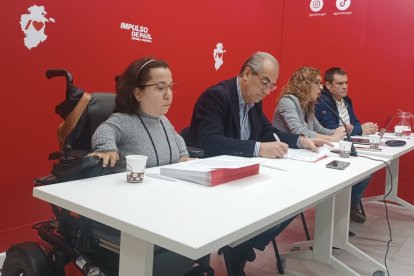 Noelia Frutos, Luis Briones, Virginia Jiménez y Jesús Puente en la sede del PSOE de Burgos.