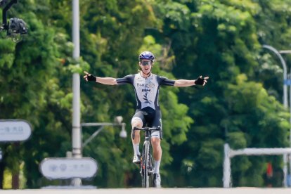 Aaron Gate festeja una de sus victorias en China.