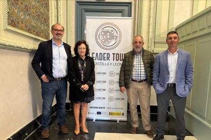 Presentación de LEADER Tour en Burgos. De izquierda a derecha: Fernando Castaño, gerente GAL AGALSA Sierra de la Demanda; Beatriz Francés, presidenta GAL ADECO CAMINO; Miguel Ángel Salas, vicepresidente GAL AGALSA Sierra de la Demanda, y Ángel Manso , gerente GAL ADECO CAMINO