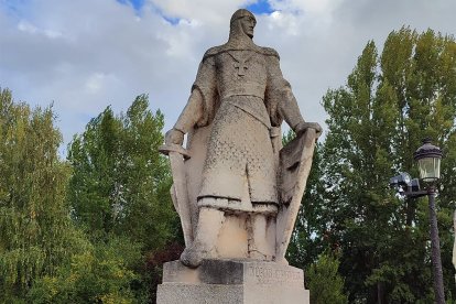 Escultura de Diego Rodríguez, en el puente de San Pablo de Burgos.