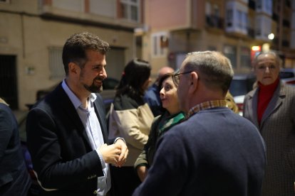 El secretario general del PSOECyL, Luis Tudanca, participa en una asamblea con militantes en Benavente (Zamora).