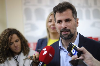 El secretario general del PSOECyL, Luis Tudanca, participa en una asamblea con militantes en Benavente (Zamora).