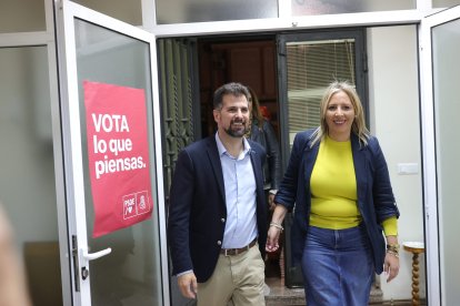 El secretario general del PSOECyL, Luis Tudanca, participa en una asamblea con militantes en Benavente (Zamora).