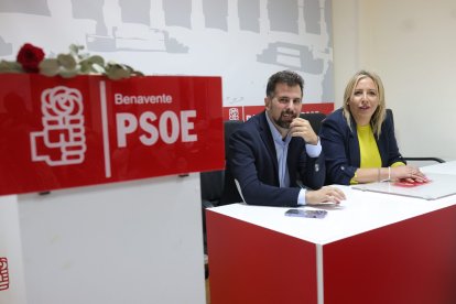 El secretario general del PSOECyL, Luis Tudanca, participa en una asamblea con militantes en Benavente (Zamora).