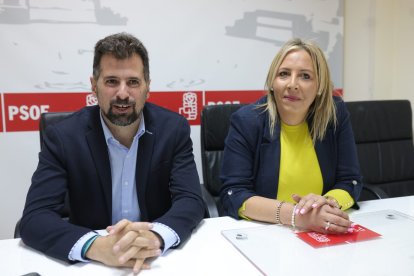 El secretario general del PSOECyL, Luis Tudanca, participa en una asamblea con militantes en Benavente (Zamora).