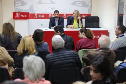 El secretario general del PSOECyL, Luis Tudanca, participa en una asamblea con militantes en Benavente (Zamora).